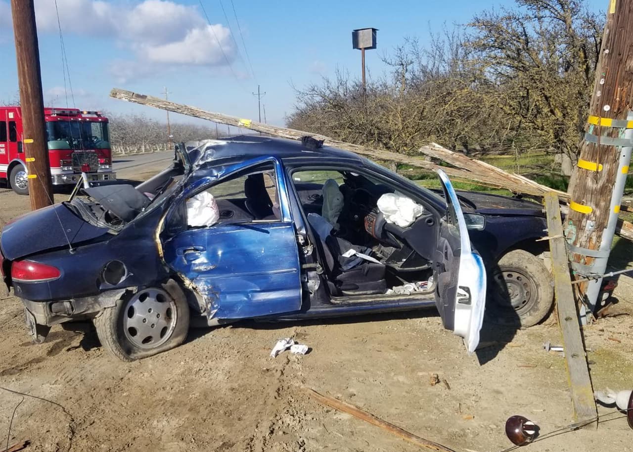 Casi 500 residentes de Fresno sin electricidad por culpa de un conductor DUI que impacta contra poste de energía