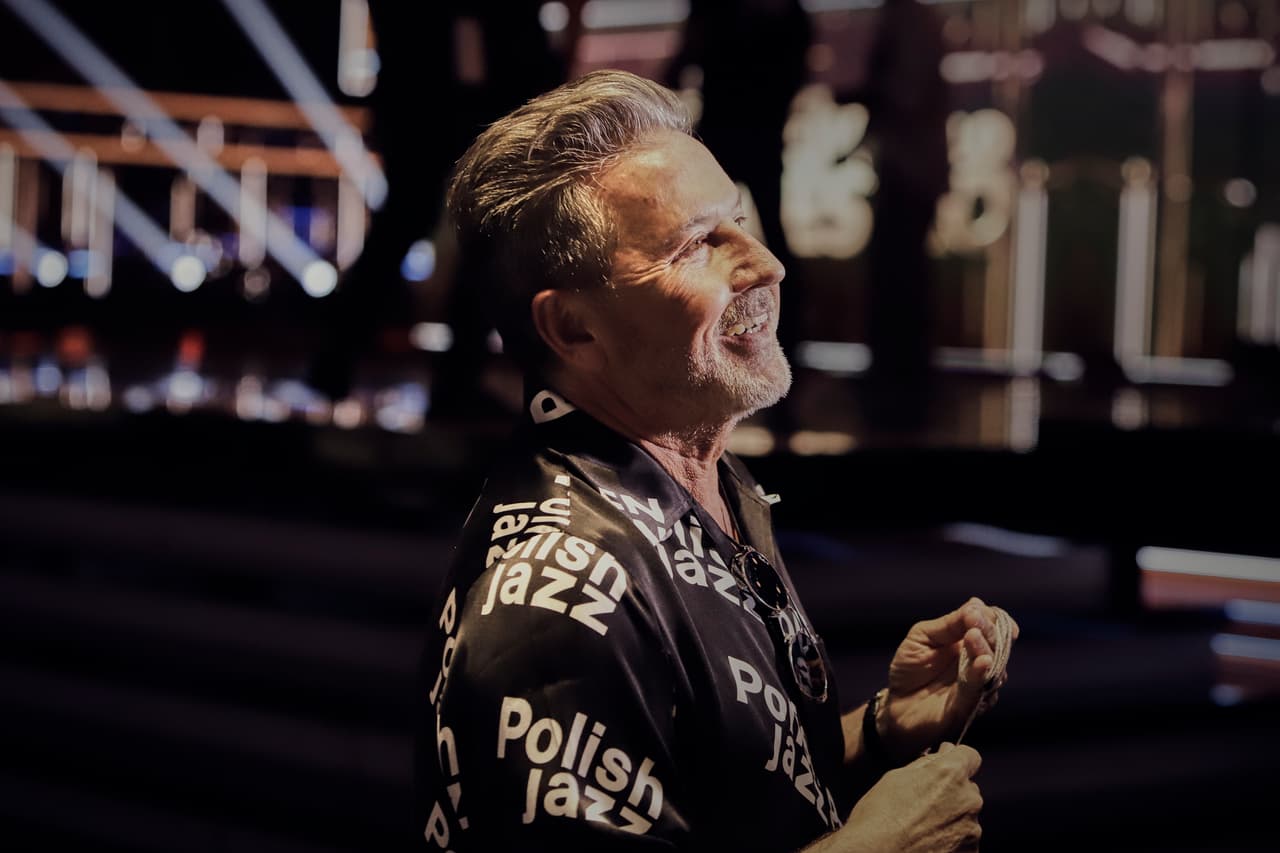 Al verlo jugar con sus nietos y sonreír con esta paz, no parecía que el gran maestro de la balada romántica había llegado hoy a las 4 de la madrugada de Chile, donde se presentó en concierto este fin de semana.