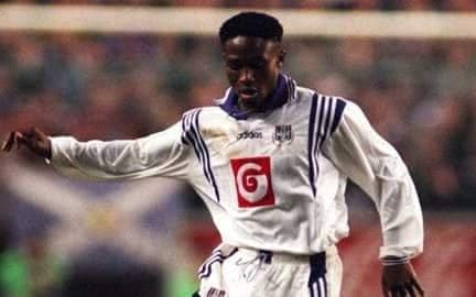 Celestine Babayaro debutó a los 16 años con el Anderlecht durante un partido de la UEFA Champions League.