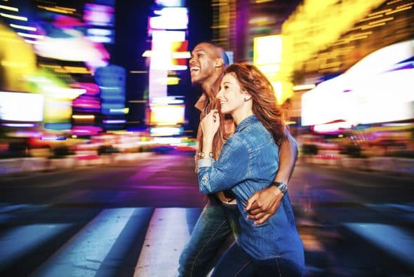 Tu estado civil En general, la gente joven y los solteros están buscando experimentar encuentros con otras personas, salidas nocturnas y estar en movimiento permanente, por lo que para ellos siempre será mejor la vida en la ciudad, mientras que en los suburbios es más familiar, sugirió Rand.