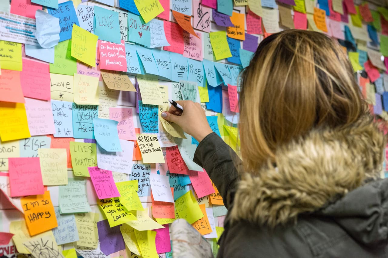 Nueva York conservará los post-it contra Trump que los neoyorquinos pegaron en el metro