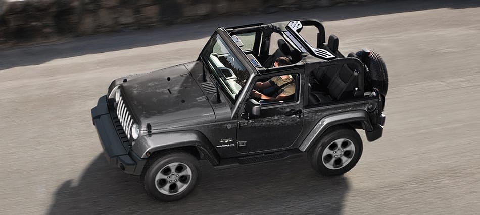 Aunque ni se acerca en lujo y exclusividad a autos como la Mercedes-AMG G65 o el Rolls-Royce Wraith, el
<b>Jeep Wrangler</b> es din duda un auto semi-exótico en Italia. Con un precio inicial de 47,000 dólares, el doble de lo que cuesta en Estados Unidos, en ese país nadie puede acusar al Wrangler de ser un auto barato.