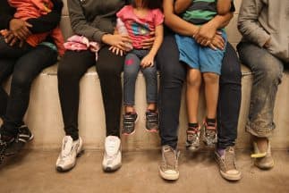 Niños indocumentados solos en un centro de detención temporal de la Patrulla Fronteriza en Texas.