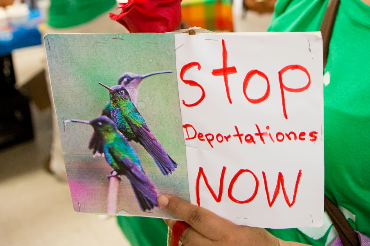 "Detengan las deportaciones ahora", dice este letrero que fue visto en la protesta en favor de los derechos de los hispanos, por las calles del sur de Filadelfia.