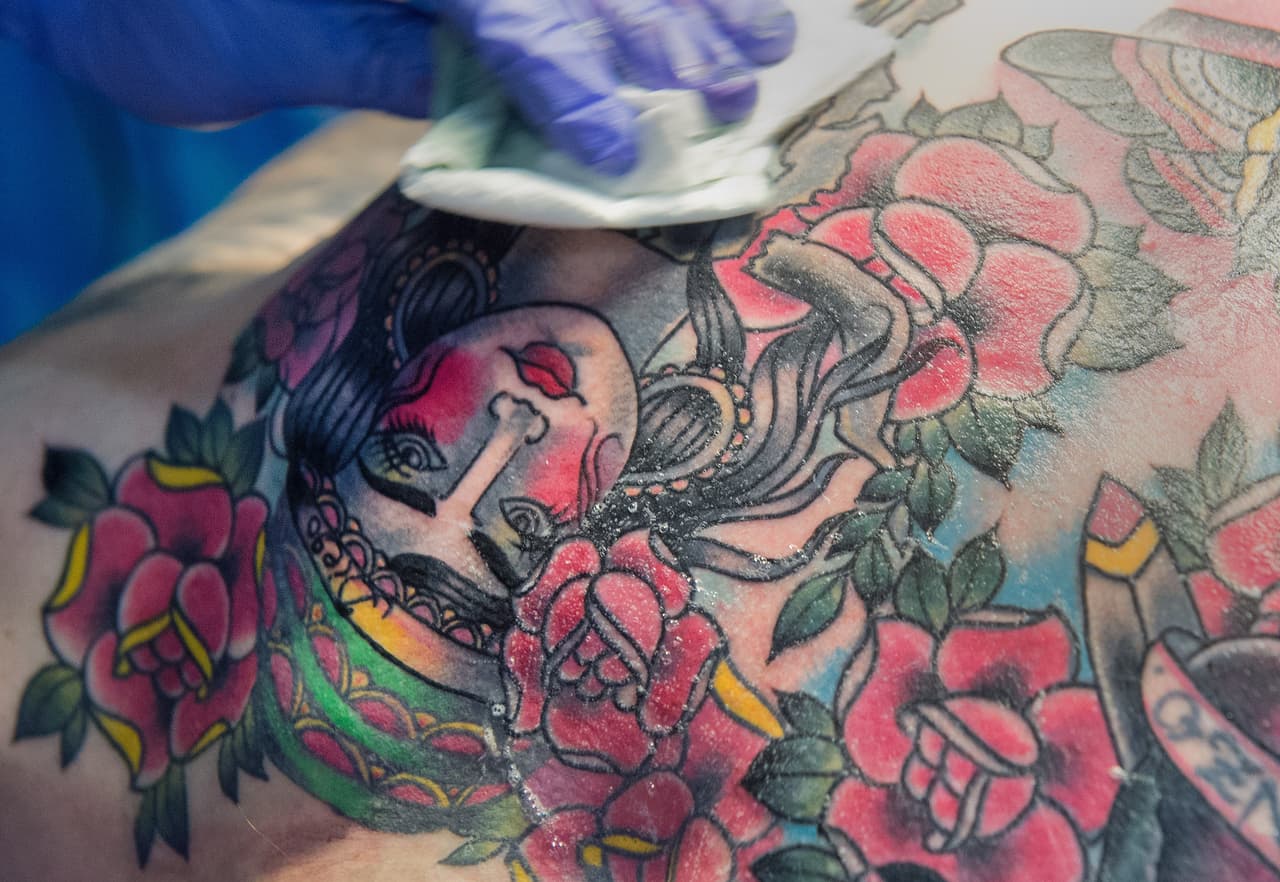 
Iglesia latina ofrece a pandilleros borrar tatuajes y una nueva oportunidad