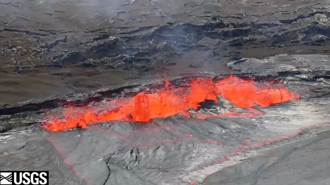 La lava emerge de una de las grietas dentro del cráter. La producción en la planta geotérmica del distrito de Puna fue suspendida hasta nuevo aviso, según la Agencia de Defensa Civil.