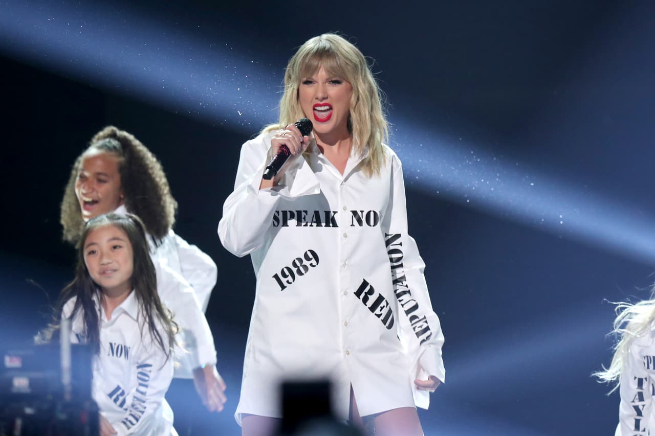 Durante la primera parte de su actuación, Swift lució una chaqueta blanca estampada con los nombres de sus discos pasados, entre ellos 'Speak now' y 'Red and fearless'.