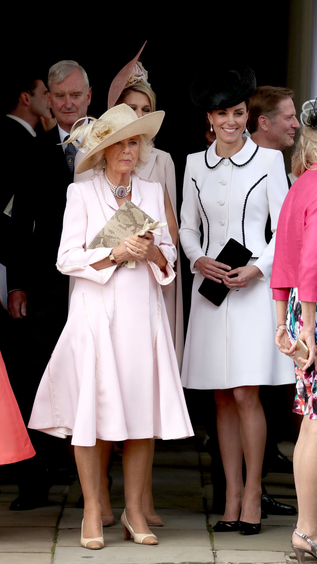 La duquesa de Cambridge llevó un vestido-abrigo de la inglesa Catherine Walker, una de sus diseñadoras de confianza y favorita incluso de la princesa Diana.
<br>