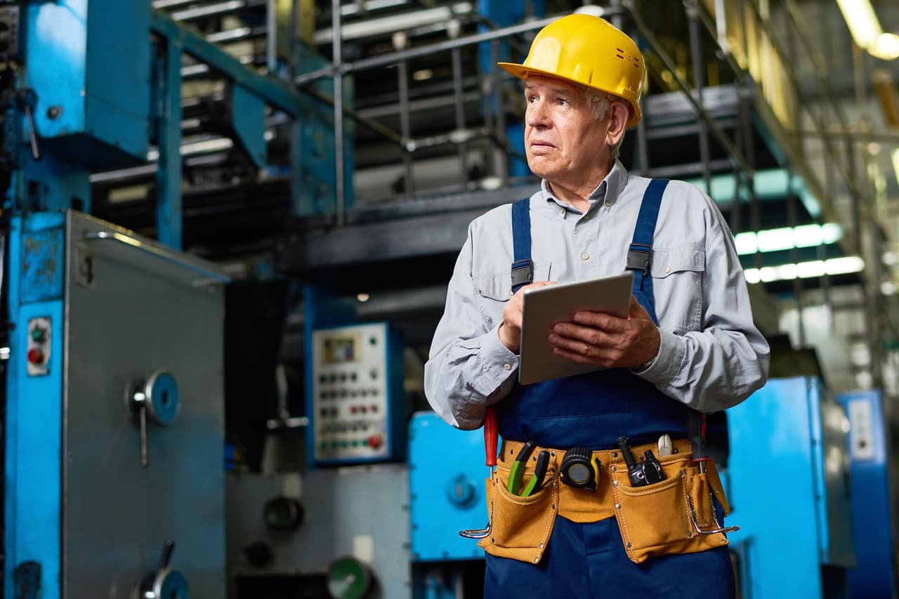 <b>Puesto 9. Inspectores de construcción </b>
<br>
<br>Edad promedio de la población activa: 52.6años.
<br>
<br>Trabajadores con 65 años o más: 22,000 (19.0% de la población activa total).
<br>
<br>Crecimiento proyectado del empleo (2019-2029): + 3.2%.
<br>
<br>Ingreso anual promedio: 58,188 dólares.
<br>
<br>Se necesitan años para adquirir las habilidades, el conocimiento y la experiencia para poder ejercer este trabajo. Casi la mitad de todos los empleados en este campo tienen 55 años o más, casi el doble del promedio de todos los trabajadores en Estados Unidos.
<br>