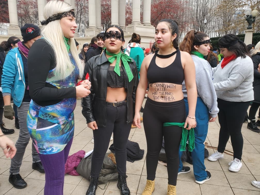 Participantes se preparan para su presentación de la canción.