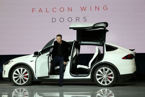 Una de las características más destacadas del Model X son las denominadas puertas “alas de halcón”.