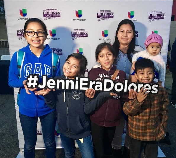 Familias enteras se dieron cita para conocer la historia de Jenni Rivera.