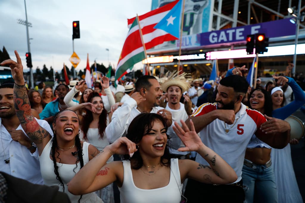 Mientras los Seahawks de Seattle y los Patriots de New England se disputaban el Super Bowl, fanáticos del futbol americano y de Bad Bunny, bailaban al son de la plena que interpretaban algunos músicos en el Levi's Stadium, en Santa Clara, California.
<br>Presente, la bandera de Puerto Rico.