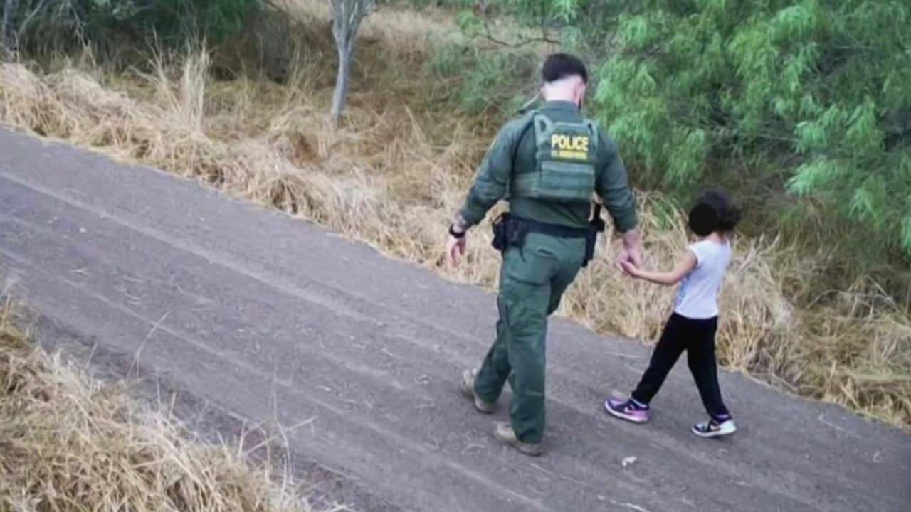 “Es como una sentencia de muerte”: Madre de acogida habla sobre niños migrantes sin representación legal en EEUU