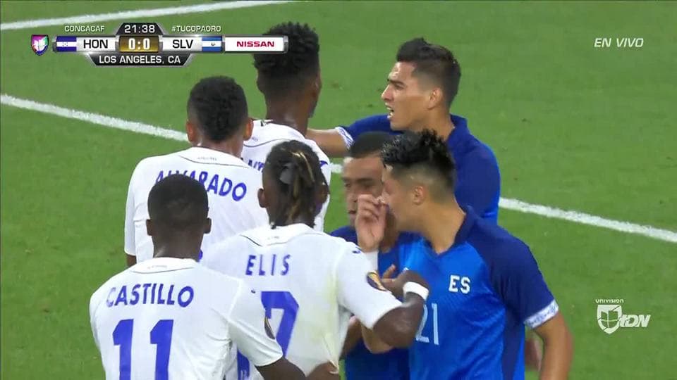 Tiro desviado de Alberth Elis