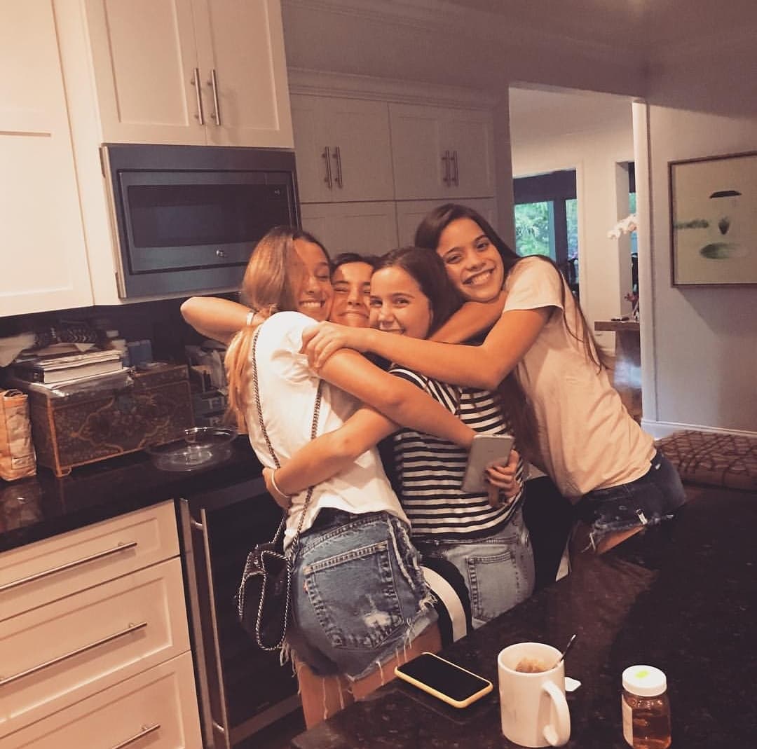 La confianza es otra de las claves para mantener vivo el amor entre padre e hija, por lo que cada que regresa Hannah a casa, trata de sorprenderla. En esta imagen recordamos cuando capturó el momento en el que su hija ve a sus amigas después de meses.
<br>