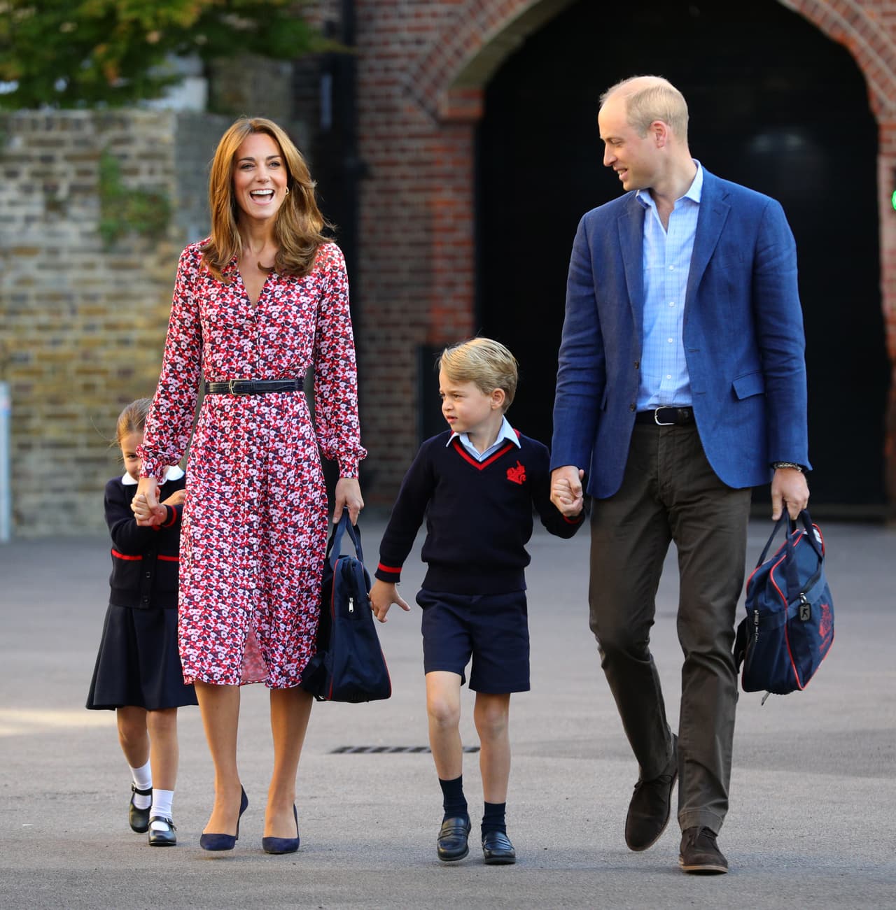 En el primer día de escuela los pequeños fueron acompañados por sus padres, por un lado se le vio a Charlotte de la mano de Kate Middleton, mientras que George tomaba la de su padre William.