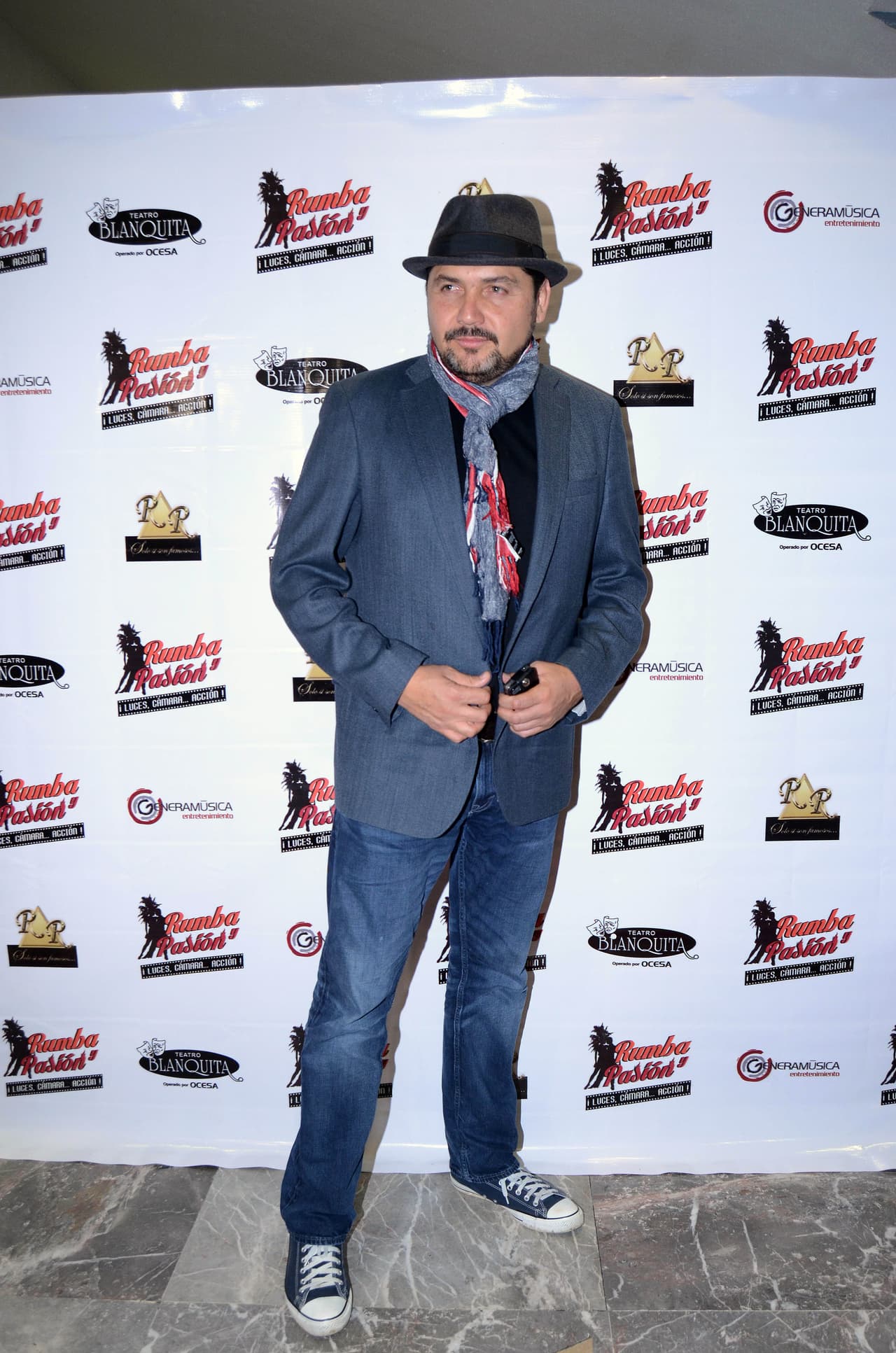 "Me regaló su libro en Miami, 
<b><a href="https://www.univision.com/musica/reyli-barba-ingreso-a-rehabilitacion-pero-contra-su-voluntad" target="_blank">lo adoro a José José</a></b>", recordó el cantante.