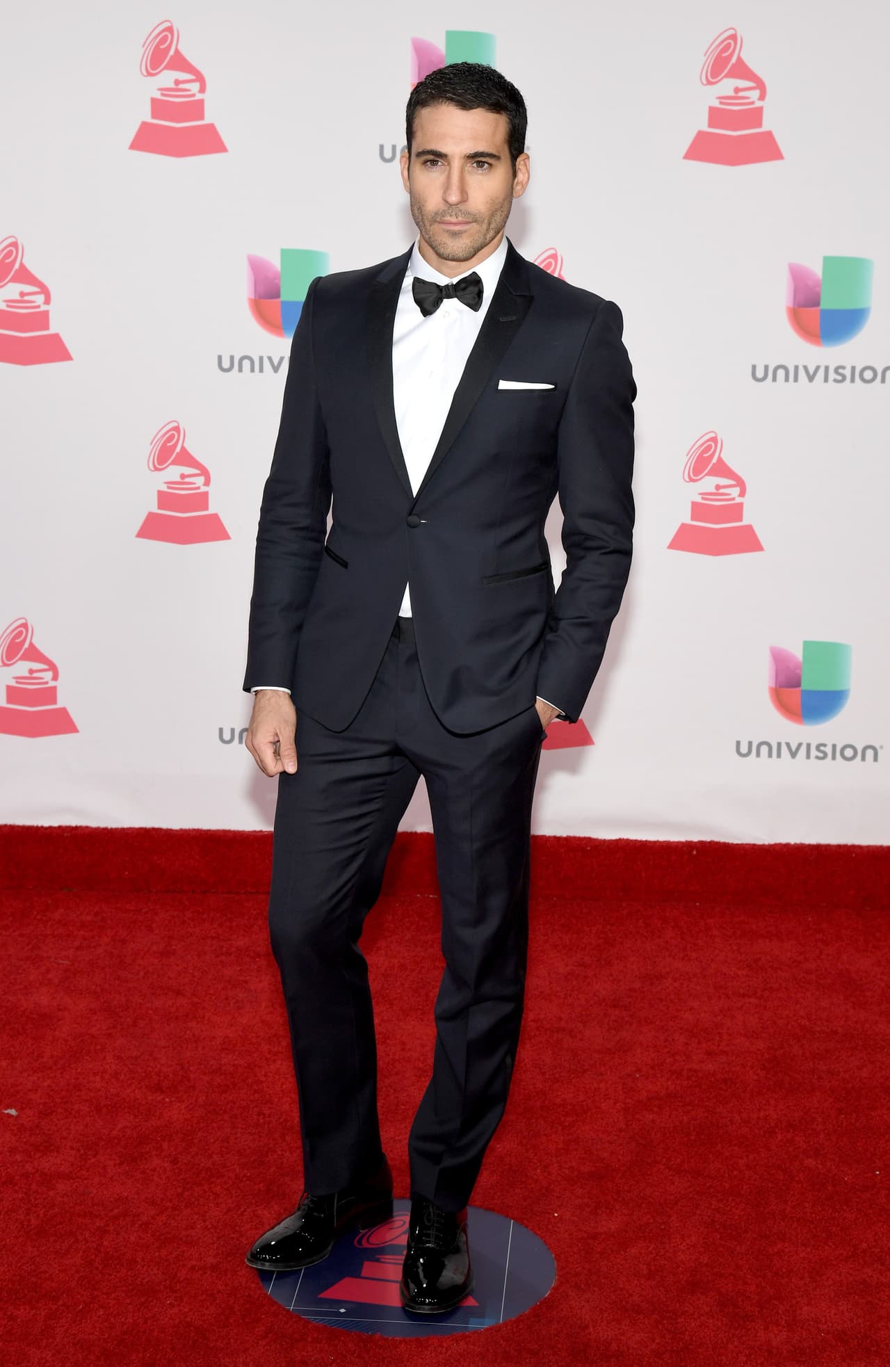 El actor y protagonista de la serie Velvet, Miguel Ángel Silvestre, lució el pelo corto, la barba de dos días y un traje con 'pajarita' negra que lo ha caracterizado dentro y fuera de la alfombra roja.