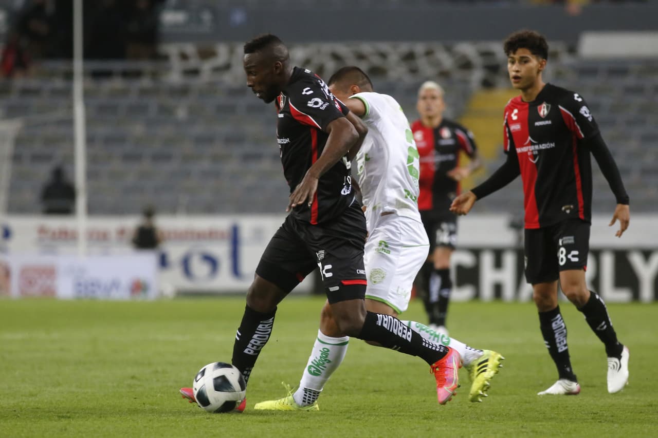 Quiñones salió con alguna molestia del campo.