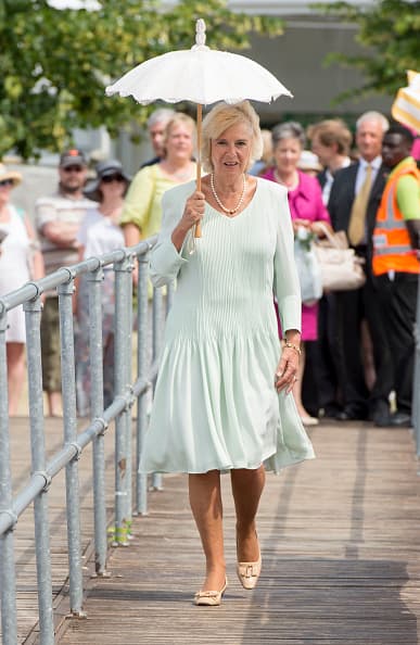 Incluso medios aseguran que ve a su marido cuando el protocolo lo requiere.