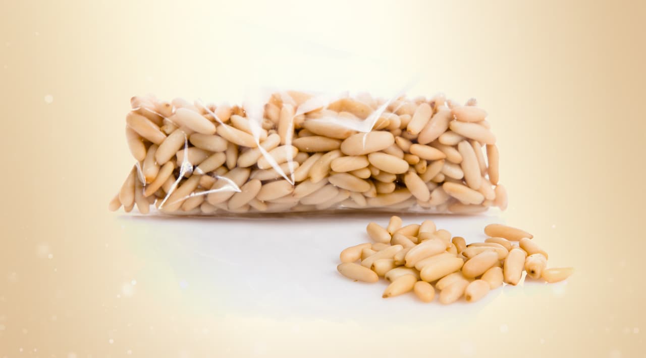 Piñón. Es un poco más pequeño y te previene de enfermedades en la vista. Pruébalo en una rica nieve de piñón que tú misma puedes preparar.