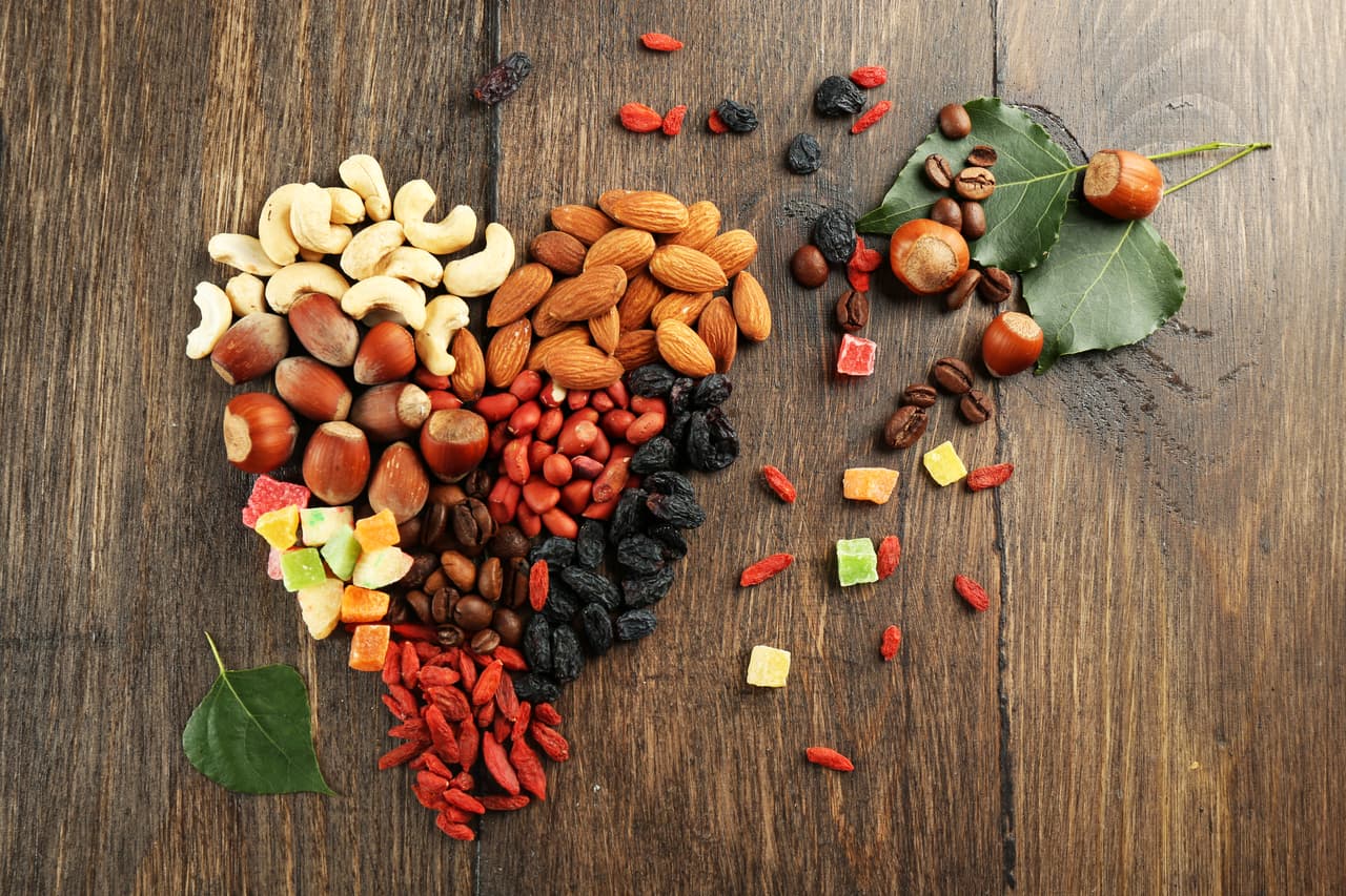 También puedes encontrar en algunos lugares la nuez de Brasil, la cual se asemeja en formas y propiedades a la de la India, aunque varían en sabor. Pruébalas todas e inclúyelas en tus recetas para hacer tu vida más saludable y deliciosa a la vez.