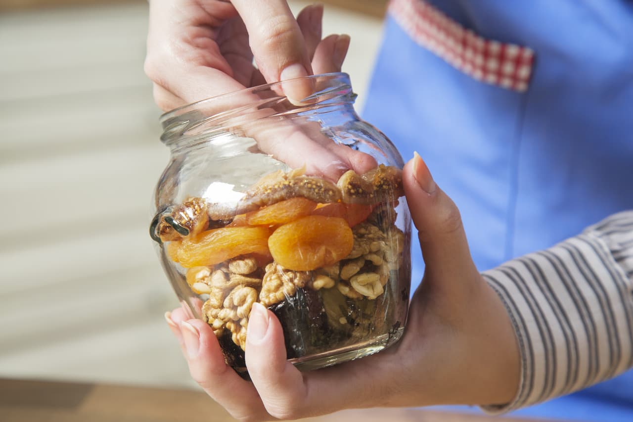 En algunas investigaciones se encontró que comer nueces mejoran las funciones cognitivas y motrices, además de presentar un incremento en el razonamiento en jóvenes.