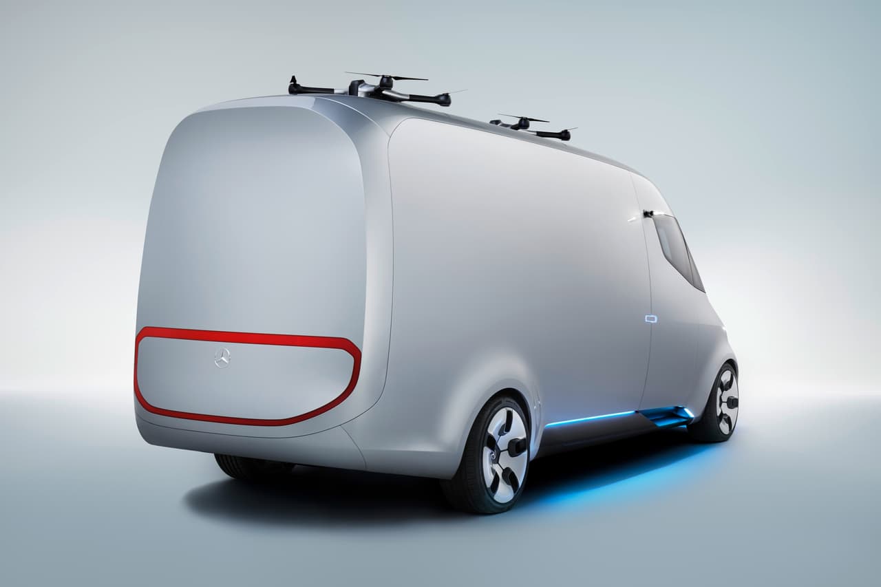 La Mercedes-Benz Vision Van cuenta con autonomía que puede oscilar entre 50 a 170 millas por carga, dependiendo de las exigencias del día de trabajo, gracias a un tren motriz de 75kW.