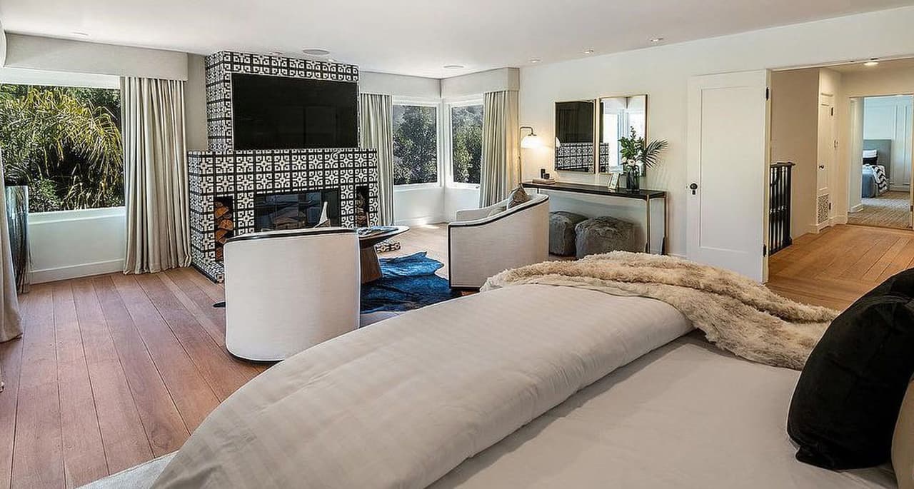 Este dormitorio es uno de los de mayor lujo de la casa debido a que, además, posee chimenea con acabados de azulejos blancos y negros.