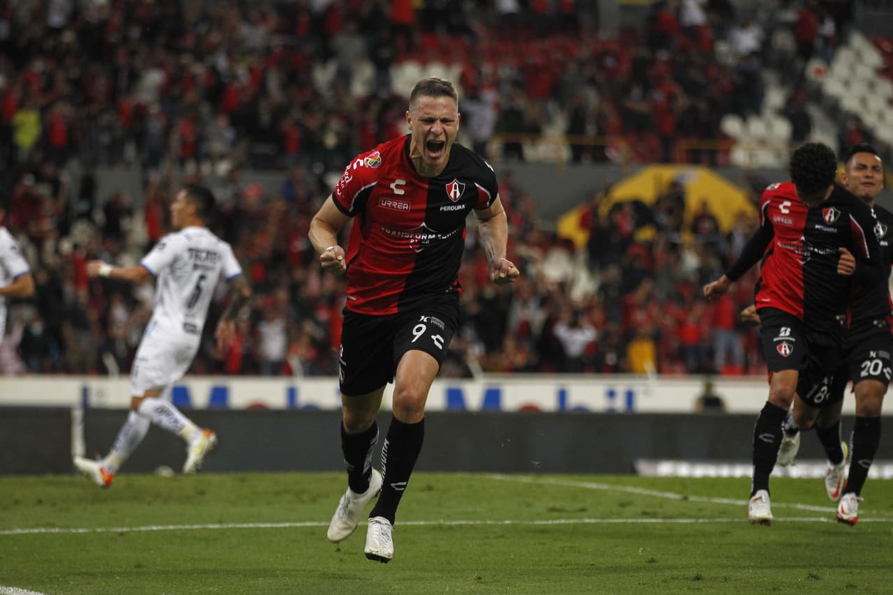 Al 18', el árbitro marcaba un penal polémico a favor de Atlas; Julio Furch no fallaría para darle la ventaja y el pase parcial.