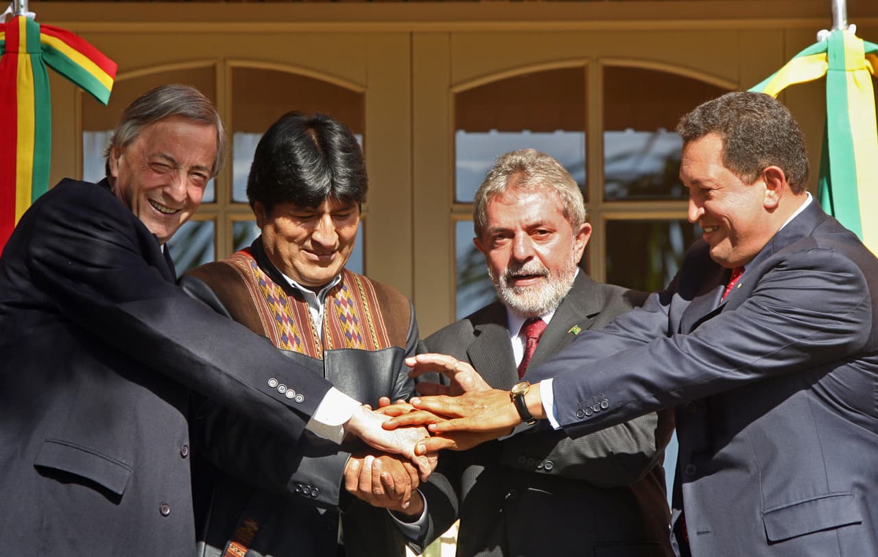 En 2006, los presidentes Néstor Kirchner, de Argentina; Evo Morales, de Bolivia; Luiz Inácio Lula da Silva, de Brasil; y Hugo Chávez, de Venezuela, se reunieron en Puerto Iguazú, al norte de Argentina, para apoyar la nacionalización de la industria del gas en Bolivia. 
<b>Formaban parte del grupo de gobiernos de izquierda</b> que tomaron el poder electoralmente en los primeros años del siglo XXI en América Latina.
