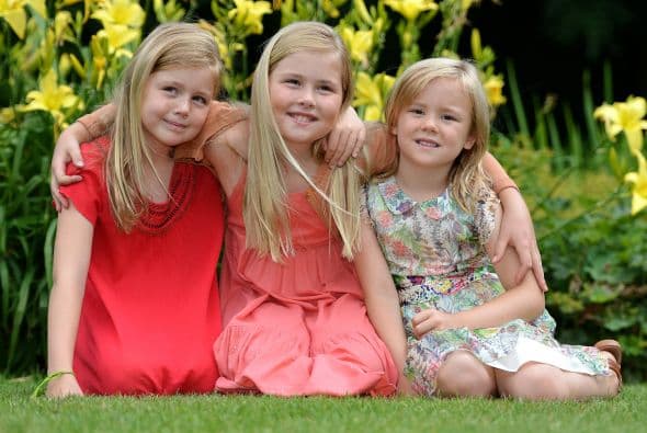 Catharina-Amalia es la hija del rey Willem Alexander y su esposa la reina Máxima. Willem ascendió al trono en 2013, luego de la abdicación del trono por parte de su madre, la reina Beatriz.La princesa de Orange, la mayor de tres hermanas, a sus 11 años va a un colegio público, practica judo, jockey, le encanta la actividad hípica y habla perfectamente holandés, español e ingles.Y aunque sus apariciones públicas por el momento son limitadas, sus papás se aseguran de incluirla en las actividades tradicionales y necesarias para su formación como futura reina.