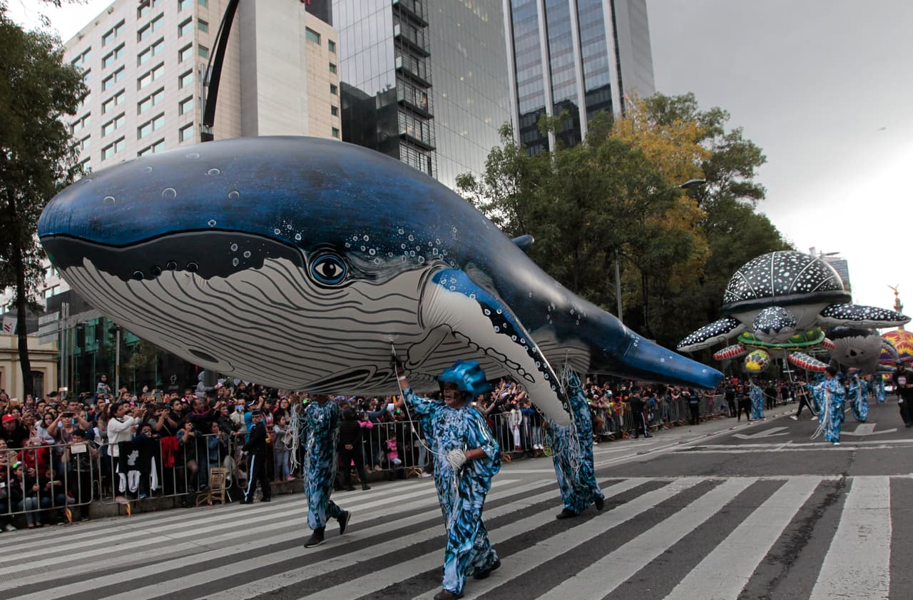 También desfilaron figuras de la ballena azul y de tortugas marinas.