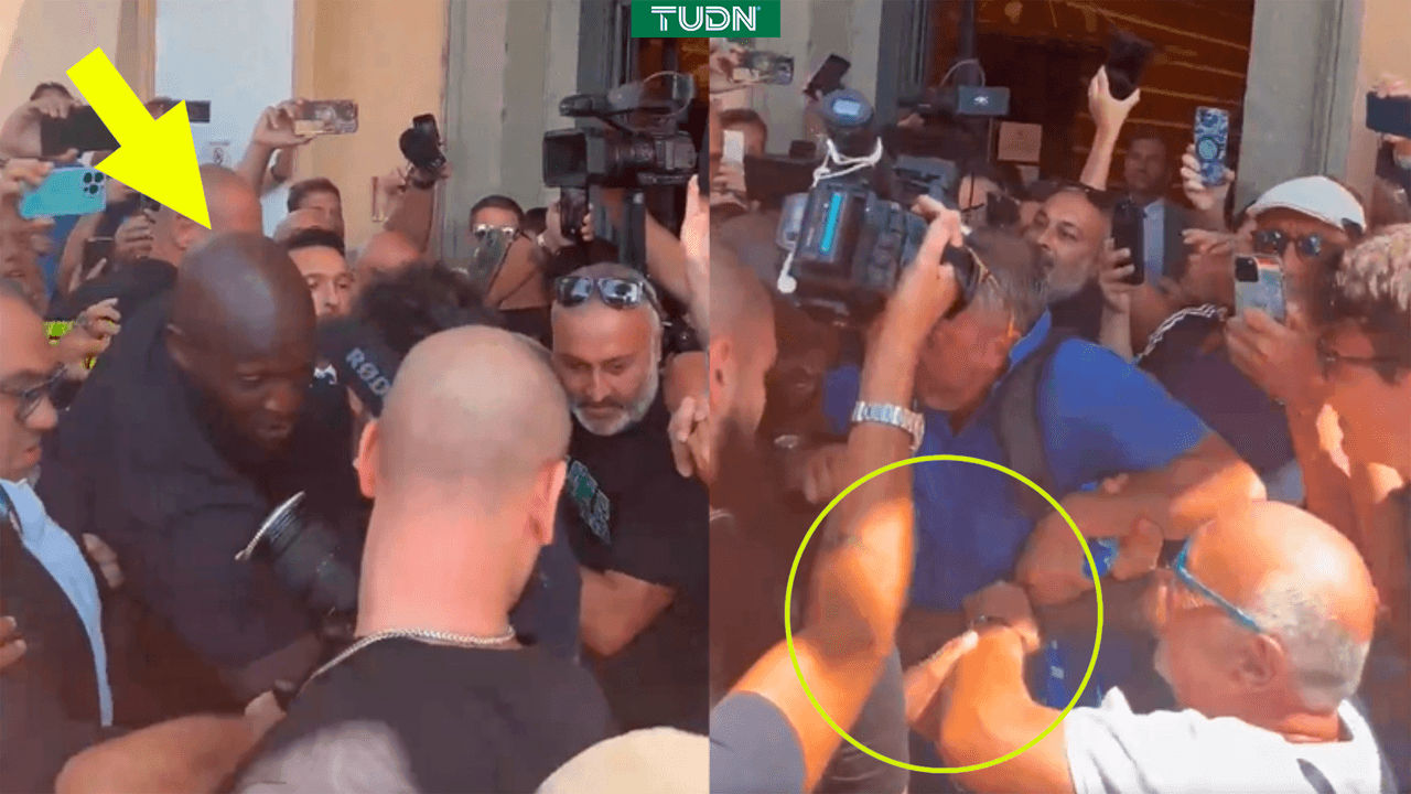 El humilde gesto de Lukaku con dos reporteros que se cayeron por su 'culpa'