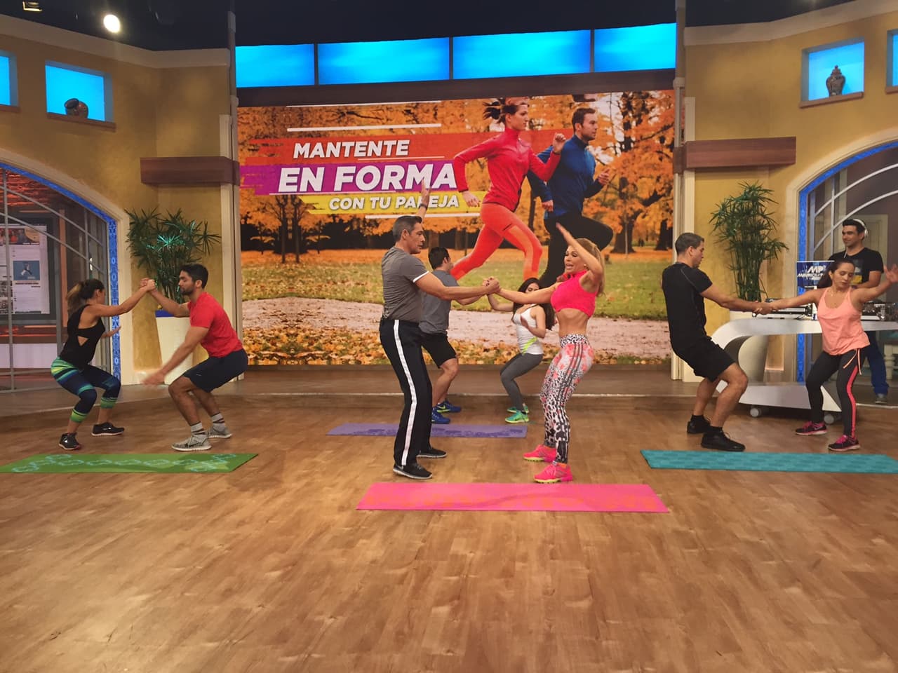 Claudia mostró a Johnny unas técnicas muy buenas para ejercitarte en pareja.