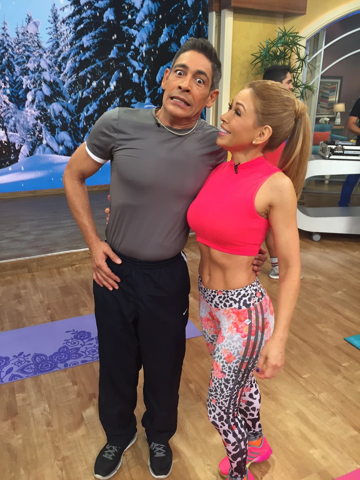 El ejercicio se puso bueno, a Johnny le duele todo su hermoso cuerpo.