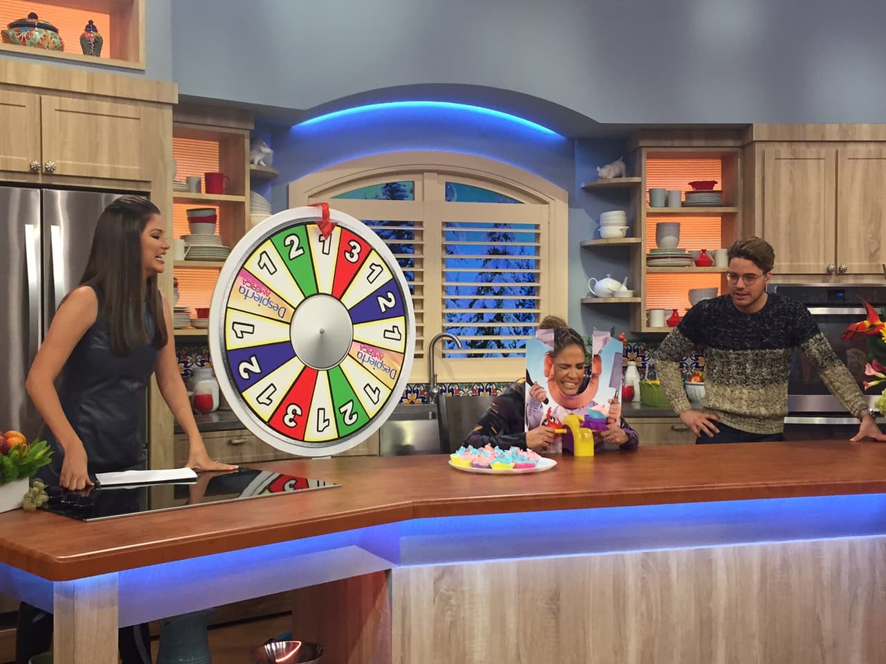 Karla no quería llevarse el primer pastelazo de la mañana.