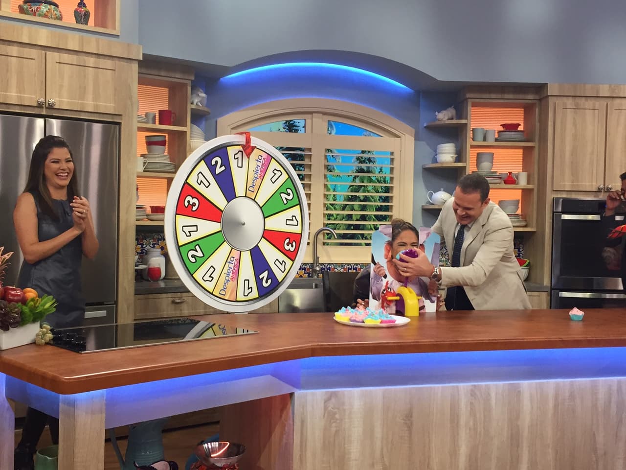 Alan ayudando a que Karla se llevara un buen pastelazo.