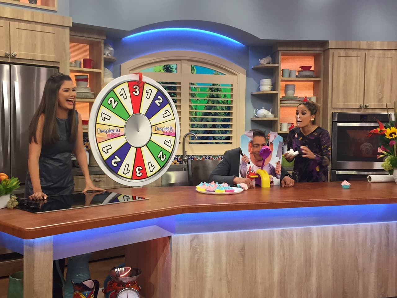 Johnny tampoco se salvó, ni modo le tocó probar el merengue.