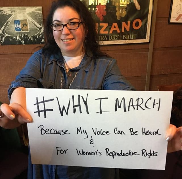 “Marcho porque mi voz puede ser escuchada y por los derechos reproductivos de las mujeres”, compartió una mujer en un encuentro en Houston, Texas, que viajará en autobus hasta la marcha en Washington DC.