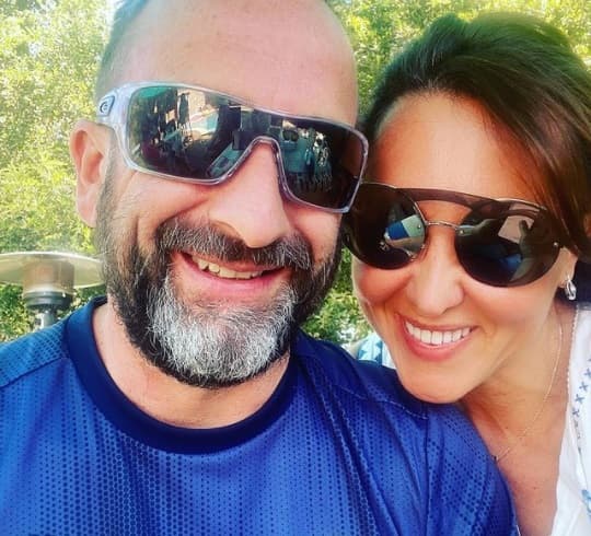 Pocos pensarían que el primer acercamiento entre la pareja fue a través de un mensaje por Instagram en el 2019. Sebastián le aclaró que no era "un loco o un fanático más" que deseaba conocerla.