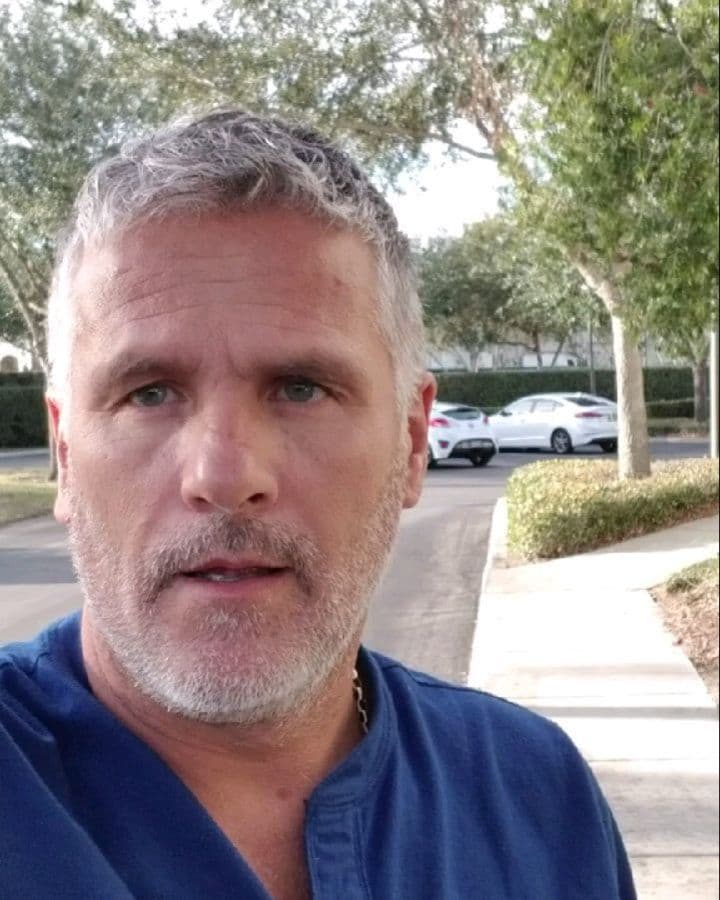 Aunque su sueldo era mucho menor que el de un actor, Héctor confesó que eso no le importaba: "Hoy por hoy vale más estar con la familia, ya 
<b>para mí lo económico no es tan primordial</b>, sino me interesa más ver crecer a mis hijas, que tengan esa imagen paterna y que sepan que no hay ningún obstáculo en la vida y que puedes hacer lo que sea", declaró.