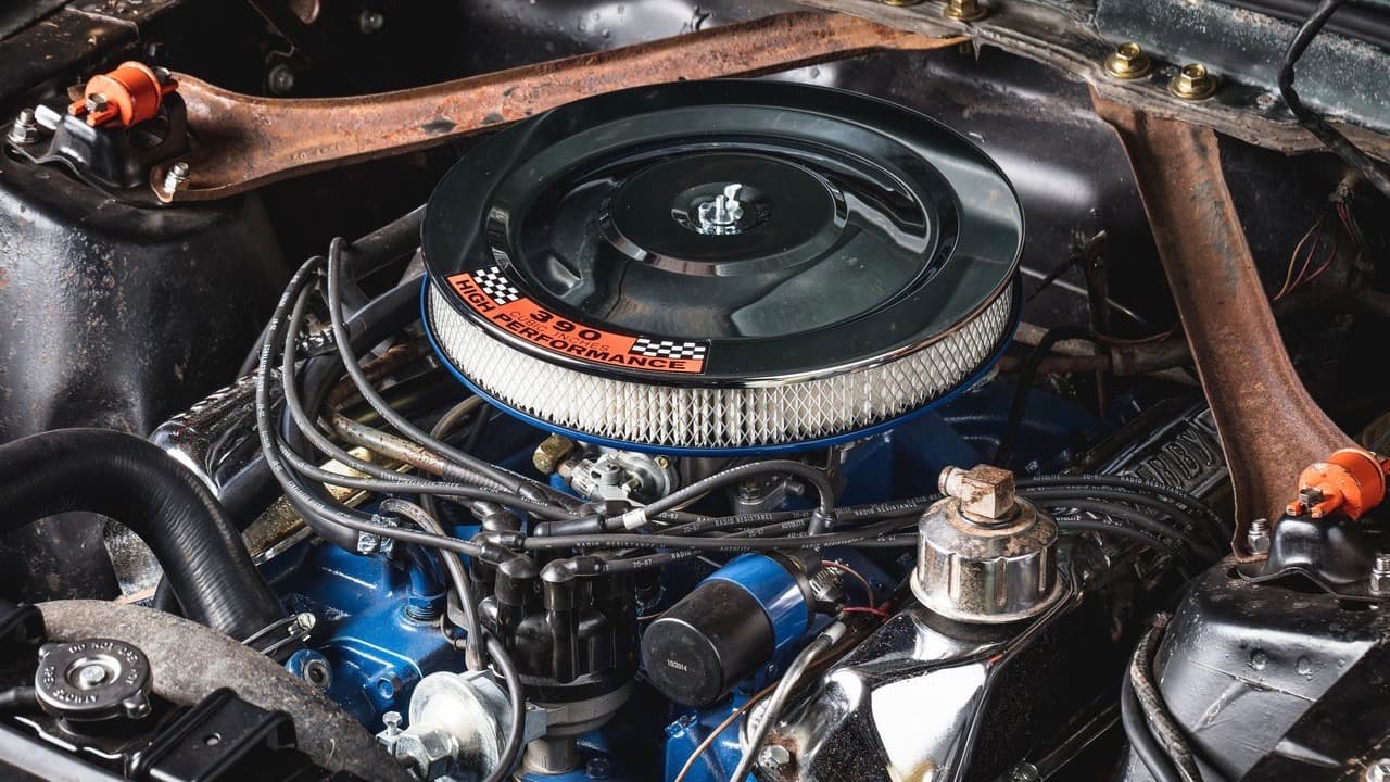 El auto héroe está equipado con un motor 
<b>V8 de 390 pulgadas cúbicas de desplazamiento</b> (6.3 litros) de bloque grande que era parte del menú de opciones del Thunderbird. El motor era enorme para el Mustang que estaba construido sobre el chasis del compacto Ford Falcon, por lo que las barras estabilizadoras diagonales se hacían indispensables. En 1968 el motor producía 
<b>335 caballos de fuerza</b> y era considerado como un motor de alta performance.