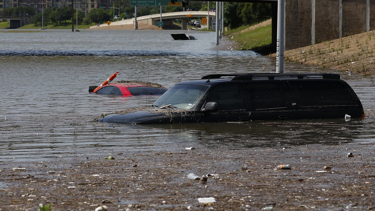 <b>7. Llama a tu compañía de seguros tan pronto como te sea posible</b>: Este consejo no es importante solamente para empezar el proceso de reparación, limpieza y secado lo antes posible, sino también en casos de desastres naturales tu aseguradora se verá desbordada de llamadas similares de un incontable número de víctimas en tu área.
