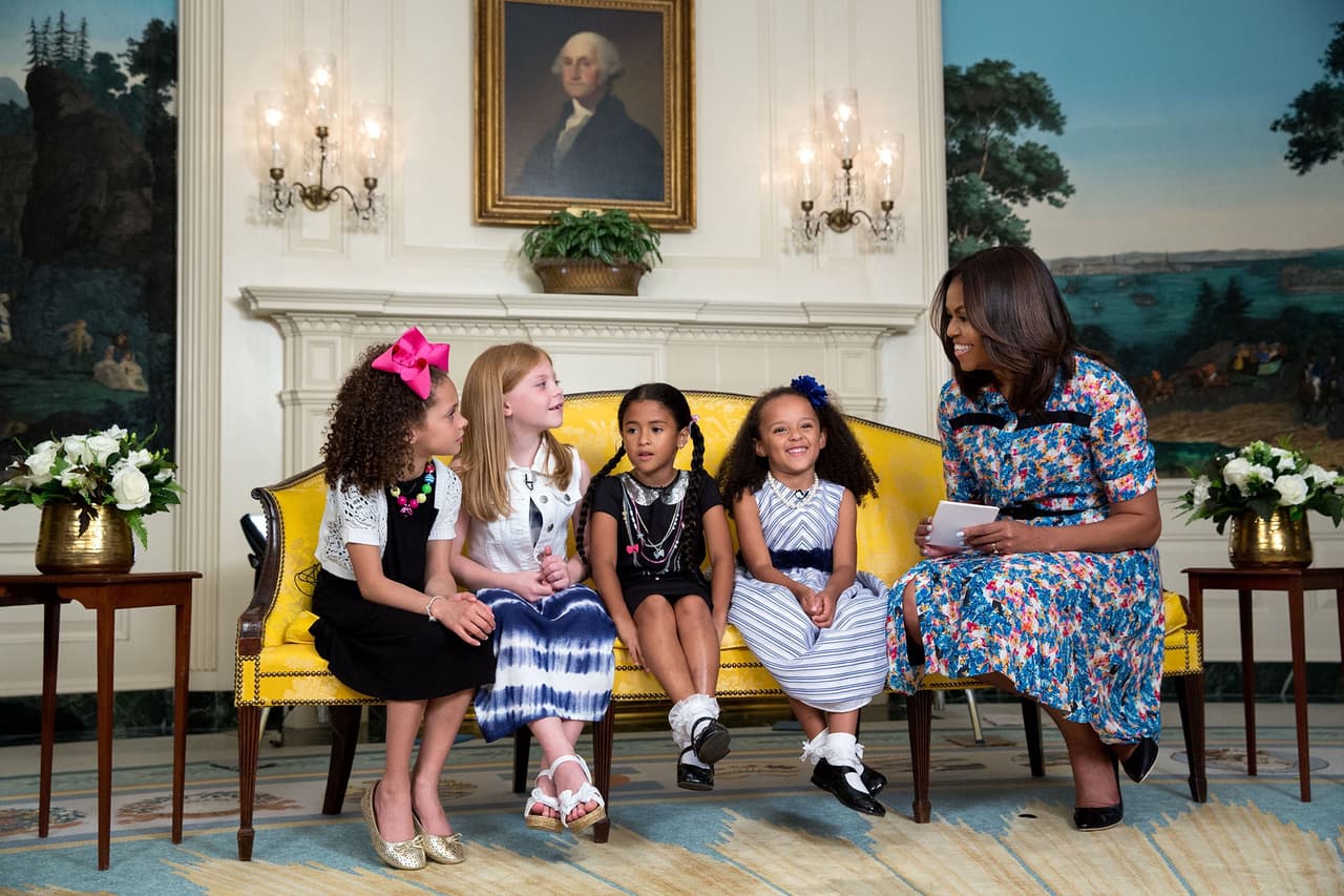 <b>22 de junio. </b>Esta foto de Amanda Lucidon muestra a Michelle Obama interactuando con las pequeñas Emma Belle Gaskins, Jill McCormick, Zoe Abigail Rogers y Avery Parlier durante la ‘Cosmopolitan Couch Talk’ en la Sala de Recepciones Diplomáticas de la Casa Blanca.