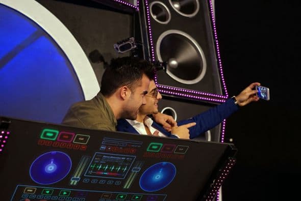 Nos encantan los selfies. We can't get enough of them! Y si no, pregúntenle a los que desfilaron la alfombra de Premios Juventud.