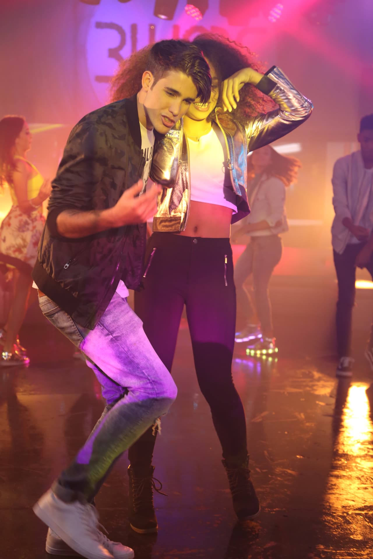 Abdiel, Fabyán, Alondra, Sofía, Verónica y Abel formaron la banda 
<b>Milenios</b>. “Cake by the ocean” fue el tema de su videoclip. Durante las grabaciones los chicos se diviertieron y hasta se sonrojaron al enterarse que había escena de beso.