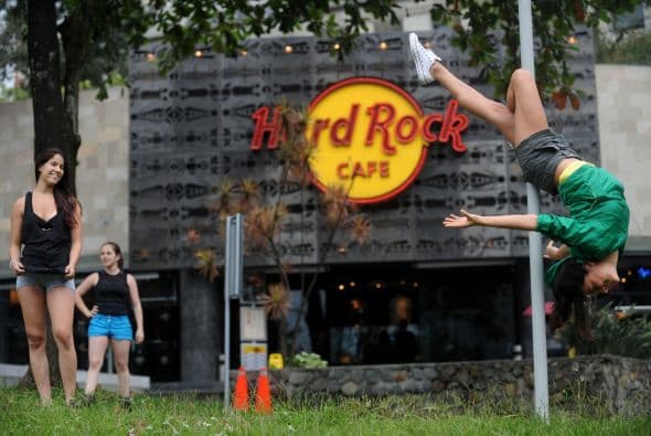 No sólo los hombres miraron atónitos a estas bailarinas.