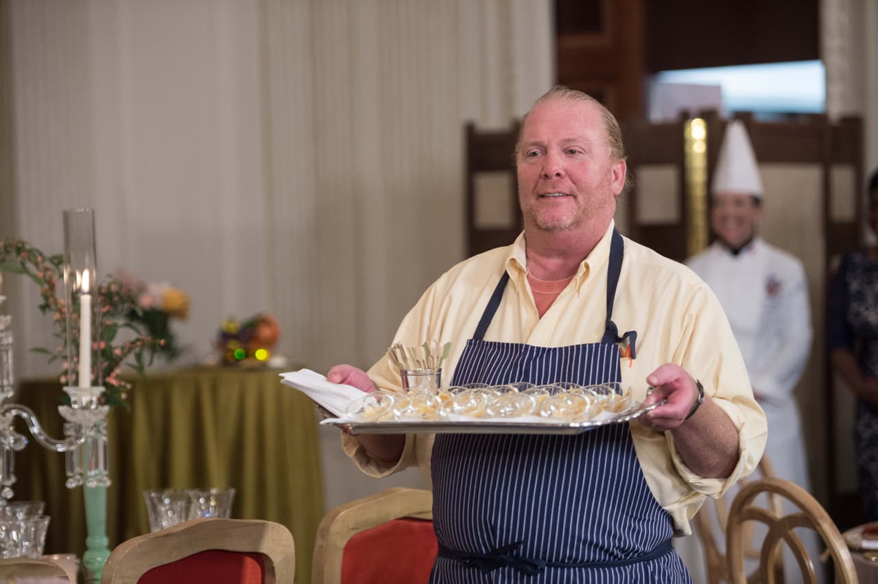 Quién es Mario Batalli, el chef de los crocs naranja que prepara la última cena de estado de los Obama 